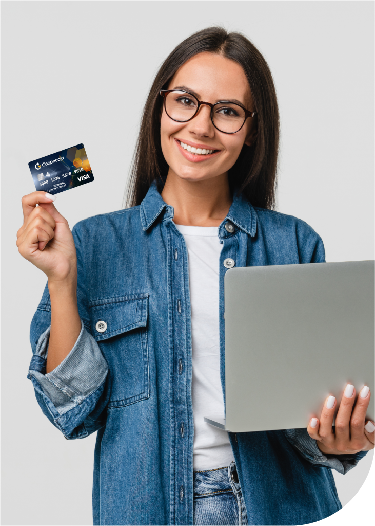 mujer feliz con computadora y tarjeta de crédito
